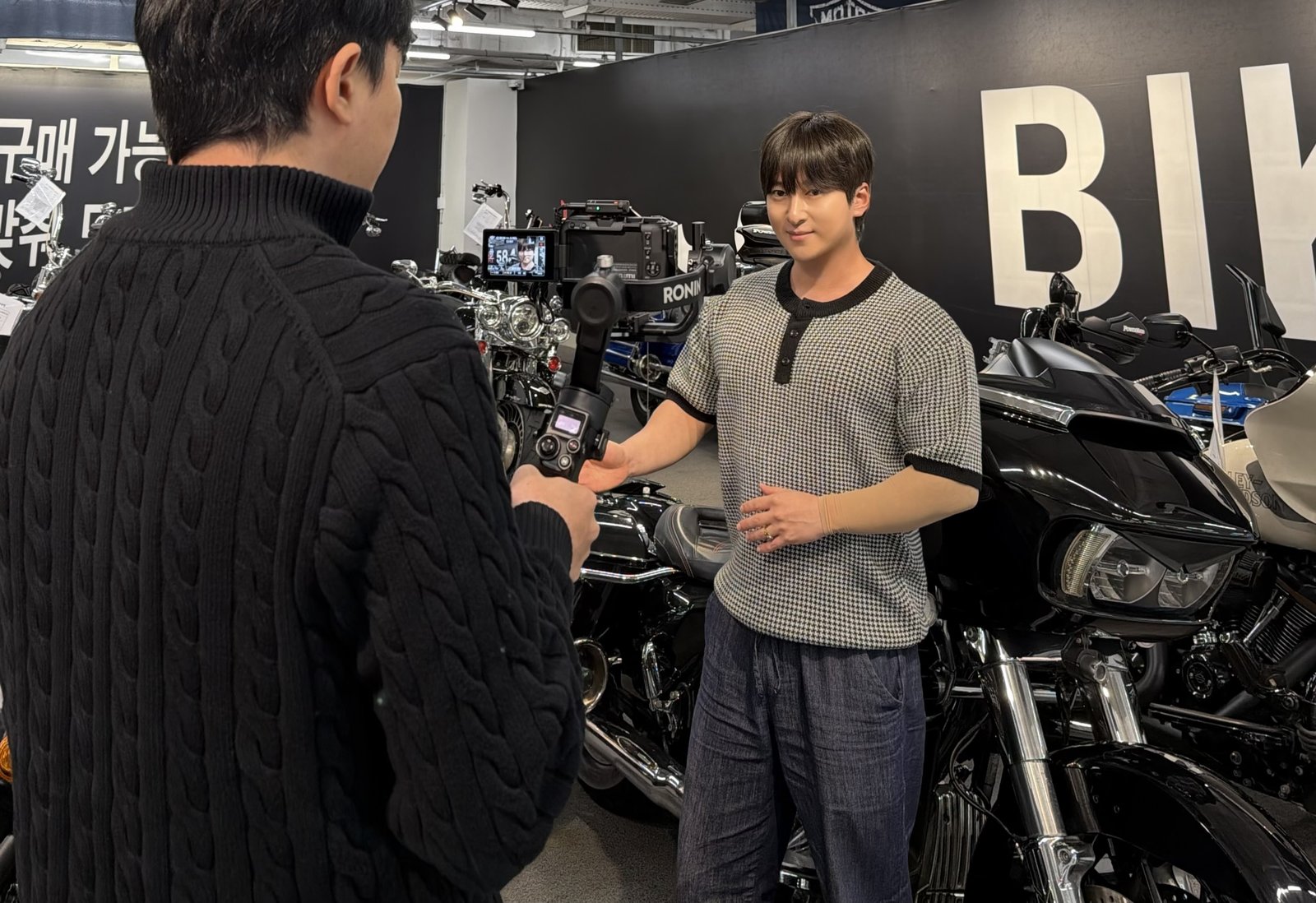바이크 리뷰 영상을 촬영하는 모습
